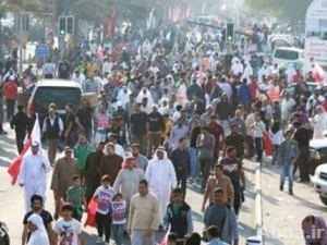 بالصور / جموع غفيرة من الشعب البحريني تزحف نحو مسيرة المعارضة قبل انطلاقها ـ 2 ؛