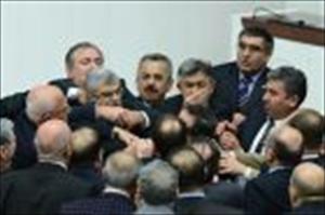 Schwere Zusammenstöße im türkischen Parlament