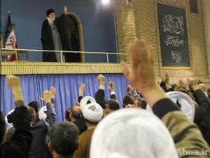 بالصور / «الإمام الخامنئی» یستقبل حشداً من أهالی منطقة آذربیجان عشیة ذکری انتفاضتهم سنة 1978