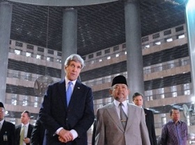 Kerry Visits Asia’s Largest Mosque