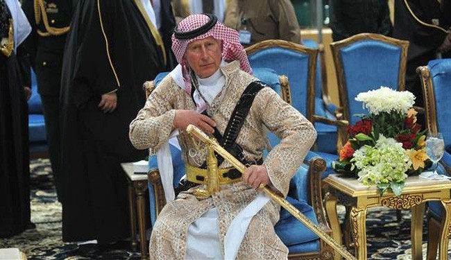 بالصور / ولي العهد البريطاني يرقص بالزي السعودي خلال مهرجان الثقافة الجنادرية!