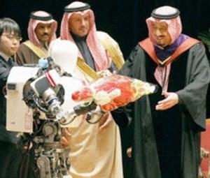 بالصور / انسان آلى ياباني يهنئ ولي العهد السعودي بالحصول على الدكتوراة الفخرية!