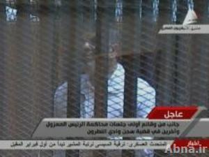 مرسي يدعو امام المحكمة مناصريه الى مواصلة "الثورة"