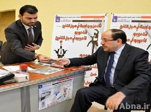 المالكي يتسلم بطاقته الانتخابية ويدعو الكتل الى حث المواطنين لتسلم بطاقاتهم