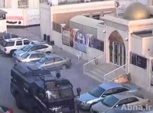 فيديو / قوات الامن البحرينية تستهدف مأتم "سار" الكبير بقنابل الغاز المسيل