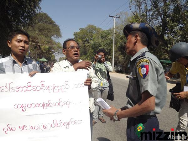 ဒီပဲယင္းအေရးတြင္ ခ်ိတ္ပိတ္ခံရေသာအိမ္မ်ား ေလ်ာ္ေၾကးရရန္ ဆႏၵေဖာ္ထုတ္
