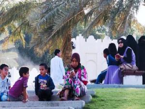 العمالة الاجنبية في قطر تعيش بظروف اشبه بالعبودية وسط انتهاكات بعضها جنسية !