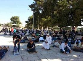 Jerusalemites perform Friday prayers in streets