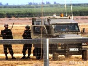 فلسطينيون يهاجمون حاجزاً عسكرياً إسرائيلياً بالضفة