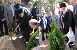 ہفتہ ماحولیات کی مناسبت سے امام خامنہ ای نے ایک پودا کاشت کیا+ تصاویر