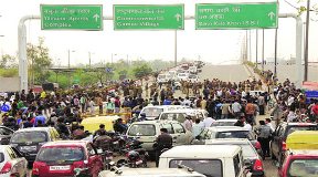 Violence as police stop Shia, Sunni march
