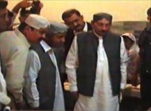 تھرپارکر میں اہم شخصیات کے قدم اسپتال میں پڑتے ہی دروازے بند، بچی باہر دم توڑ گئی