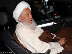 بالصور / «آية الله الشيخ الفياض» يصل إلى لندن لمتابعة حالته الصحية