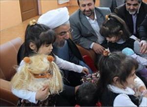 الرئيس الايراني يزور دارا لرعاية الايتام في اليوم الأول من العام الايراني الجديد