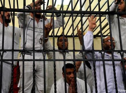  إحالة أوراق اثنين من أنصار مرسي إلى المفتي تمهيدا لإعدامهما