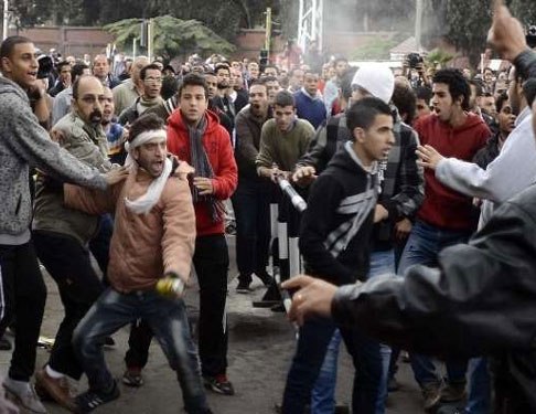 أول اشتباكات بين مؤيدين للسيسي وصباحي بمحافظة الإسكندرية شمالي مصر