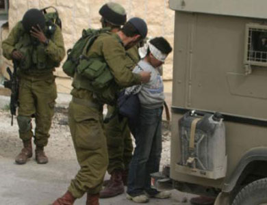  جنود إسرائيليون يجبرون طفلاً فلسطينياً على تناول حبة دواء ‘مجهولة’ بالخليل
