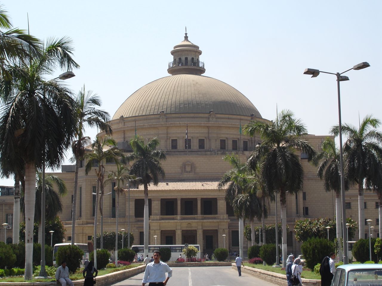 جامعة القاهرة تقرِّر دخول قوات الشرطة الحرم الجامعي لحماية الطلاب والمنشآت