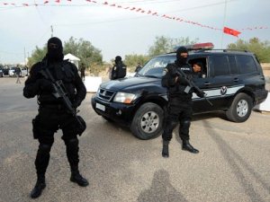 الأمن التونسي يُطلق الرصاص والقنابل المسيلة للدموع لتفريق محتجين وسط البلاد