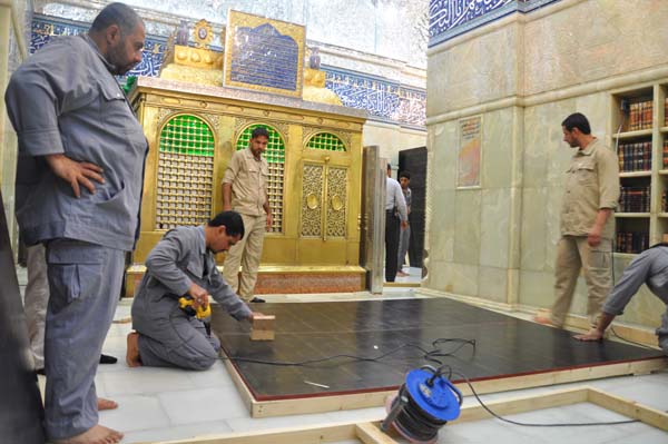 العتبة الحسينية المقدسة تباشر بأعمال استبدال شباك ضريح السيد ابراهيم المجاب (ع) 
