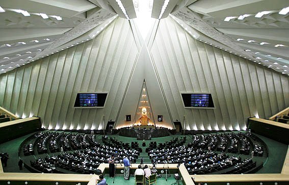 البرلمان الايراني يمهل الحكومة 10 ايام لرفع شكوى ضد اميركا