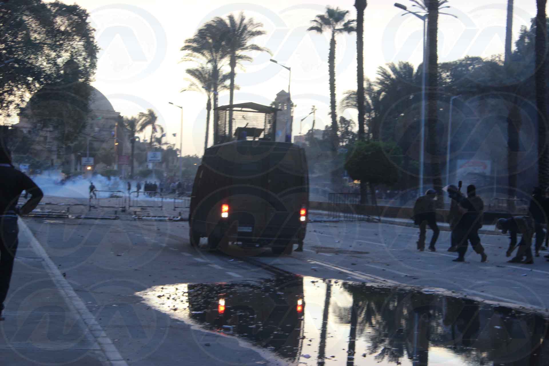 طلاب الاخوان يشتبكون مع الامن ومقتل طالب بجامعة القاهرة في مصر