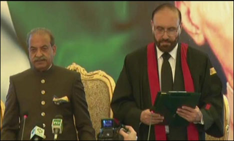 سردارمہتاب نے خیبرپختونخواکے نئے گورنرکی حیثیت سے حلف اٹھالیا   	