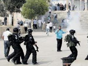 مواجهات بين فلسطينيين وقوات الاحتلال الإسرائيلي في باحات "المسجد الأقصى"