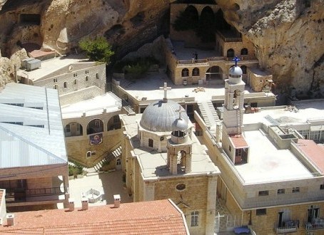 بالصور والفيديو /  أحد عناصر لواء "أبو الفضل العباس (ع)" الشيعي في سوريا يقرع أجراس كنائس معلولا المسيحية ! 