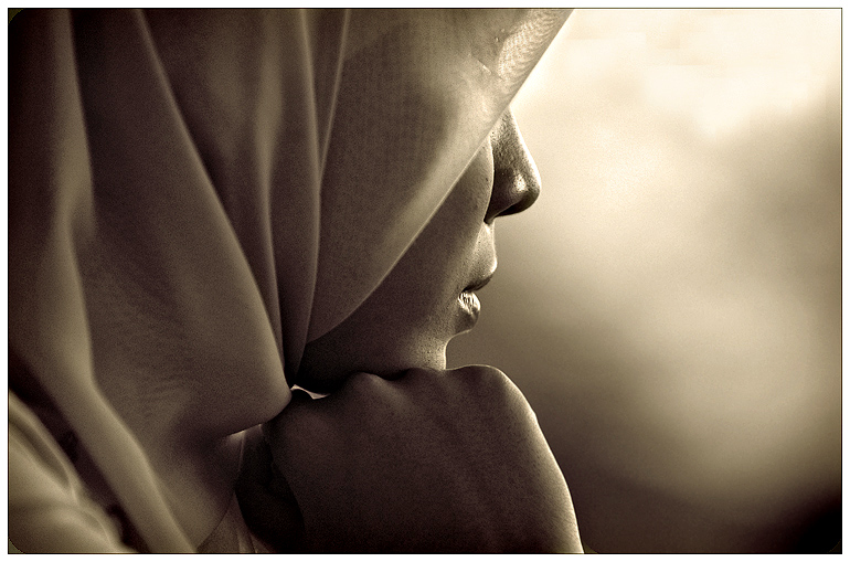 Flughafenpersonal versuchte Muslima ihr Kopftuch abzureissen