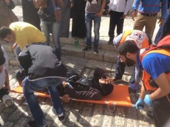 Zionistische Polizisten brechen in Aqsa-Moschee ein
