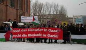 برطانیہ میں امریکی سفارت خانے کے باہر فلسطینی کارکنوں کا احتجاج