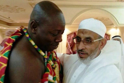زعيم أكبر قبائل غانا يشهر إسلامه.. وإمام الحرم المكي في استقباله + صور