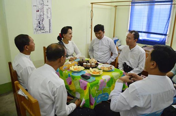 အေျခခံ ဥပေဒ ျပင္ဆင္ေရးတြင္ လူထုပါ၀င္မႈ အင္အား တုိးျမွင့္ေရး ေဒၚေအာင္ဆန္း စုၾကည္ႏွင့္ ၈၈ ေဆြးေႏြး