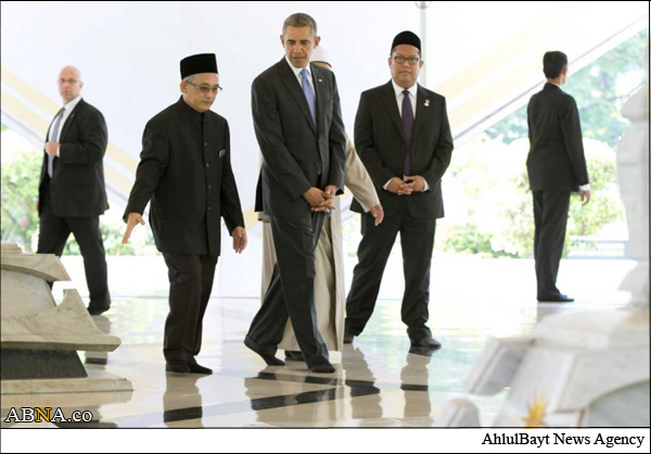 Obama visits Malaysia's National Mosque / Pics