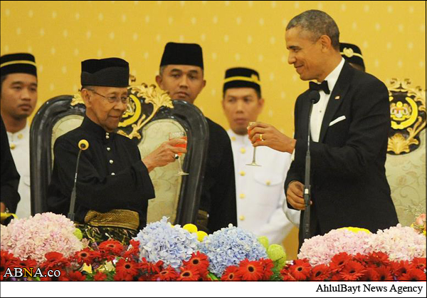 Malaziyanın anti-Şiə padşahı B. Obamann şərəfinə təşkil etdiyi ziyafətdə Obama ilə rumka rumkaya vurdu + Foto