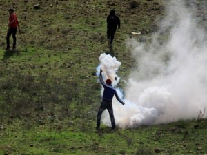 اصابة فلسطينيين بحالات اختناق في مواجهات مع جيش الاحتلال الإسرائيلي في الضفة الغربية