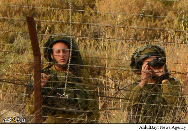 Image / Israeli Soldiers Make Obscene Gestures to Lebanese People   