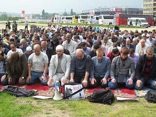 捷克穆斯林为抗议警察向清真寺发动袭击而举行集会