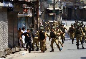 کشمیر میں پولنگ اسٹیشن کے باہر زوردار دھماکہ