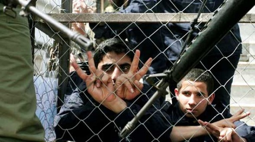 الأسرى الفلسطينيين يبدأون اليوم إضراب عام فى السجون الإسرائيلية 