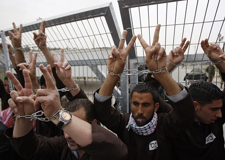 الفلسطينيون يعلنون "جمعة غضب" تضامنا مع الأسرى بسجون إسرائيل