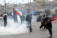 غرب اردن میں فلسطینی جوانوں پر اسرائیلی فوج کا حملہ