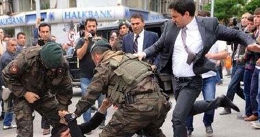غضب بتركيا عقب تداول صورة مستشار أردوغان وهو يركل متظاهرا