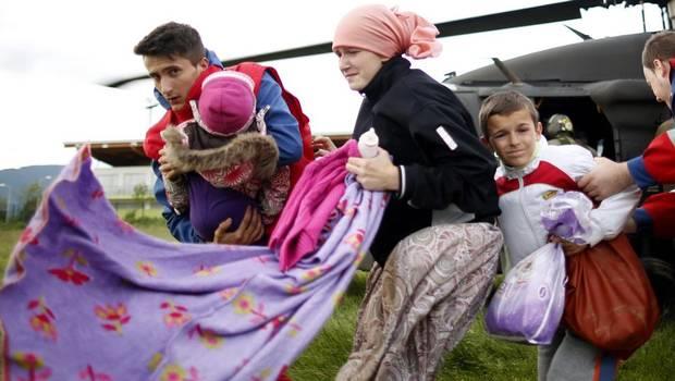  Muslims Rush for Bosnia Relief 