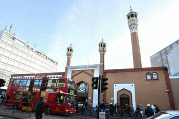 Rechtsradikale Gruppen halten antiislamische Kundgebung vor Moschee ab