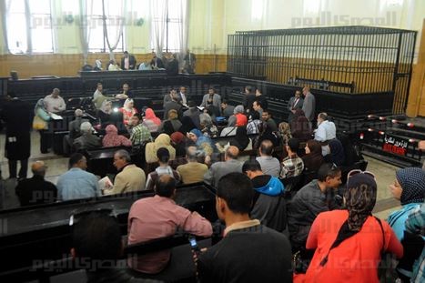 محكمة مصرية تقضي بإعدام متهم وبالمؤبد على 18 آخرين إثر إدانتهم بإلقاء صبية مناهضين لمرسي