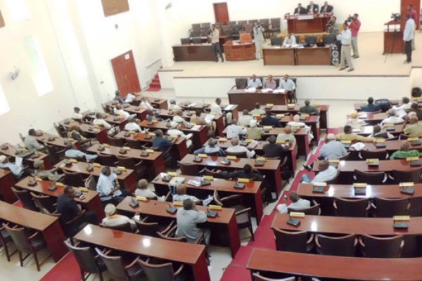 انفجارات تهز مجمع البرلمان الصومالي الذي اقتحمه مسلحون من حركة "الشباب" الإرهابية