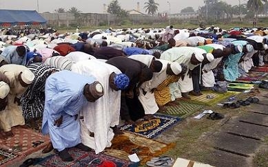 Nigerianische Muslime beten für Frieden