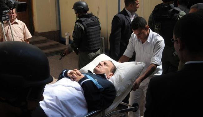  مبارك يدخل المحكمة باكيا ومرتديا ملابس السجن الزرقاء